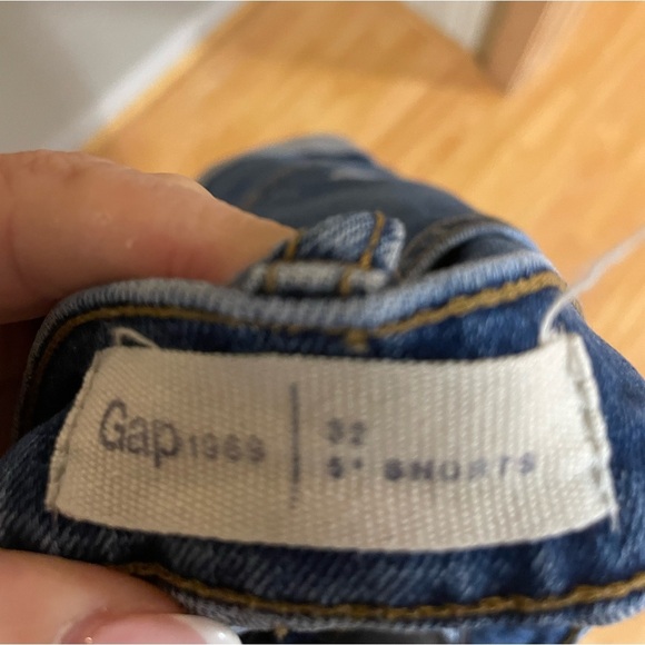 GAP- 5” shorts - Picture 2 of 2